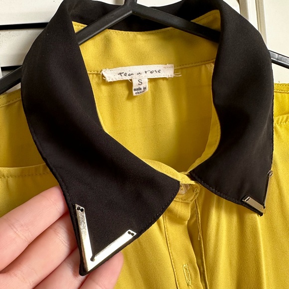 Mustard cutout buttoned Top (S) - Picture 5 of 7